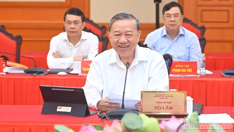 越共中央总书记苏林在会上致辞。（登科 摄）