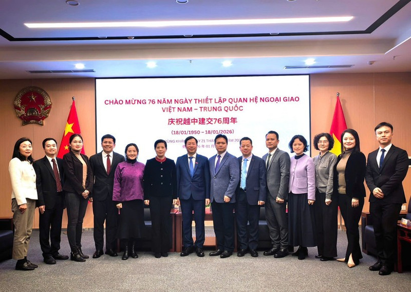 出席活动的双方代表合影。（图片来源：越通社）