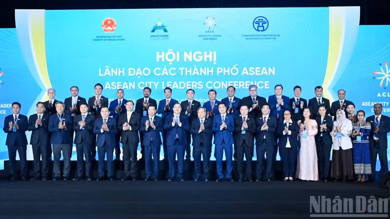 越共中央政治局委员、政府常务副总理范嘉足与参会代表合影。（维灵 摄）