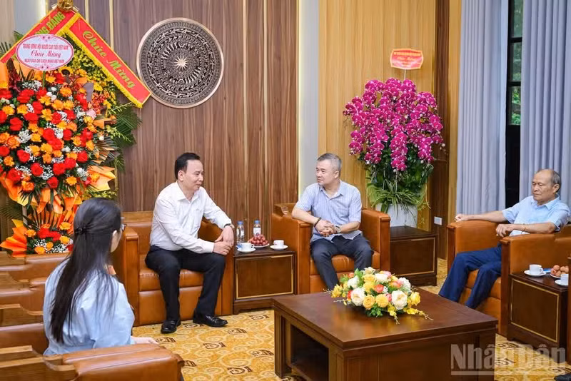越南《人民报》社党委常委、科学与环境部主任丁双灵会见越南老龄协会副主席阮蓝和工作代表团。