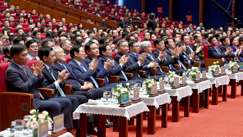 苏林总书记、范明正总理以及党和国家领导人一同出席越南国家工业-能源集团成立50周年纪念典礼。