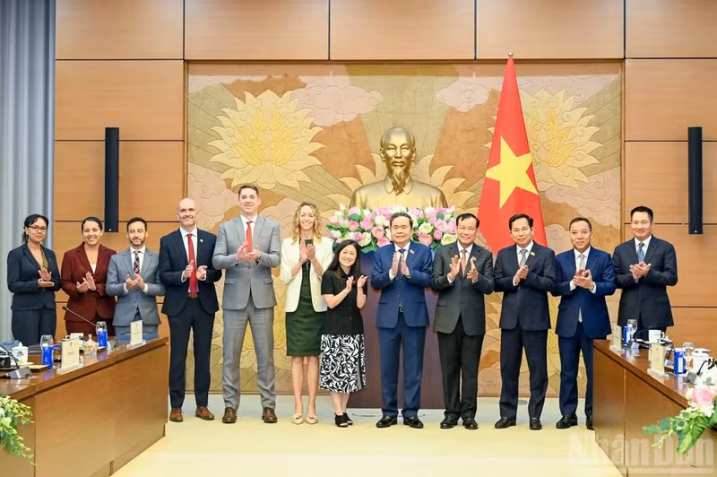 越南国会主席陈青敏与美国新任驻越南大使詹妮弗·威克斯以及各位代表合影。（维灵 摄）