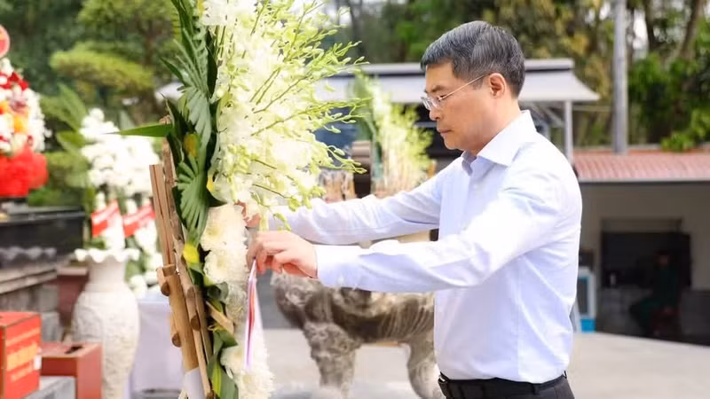 政府总理黎明兴在同禄三岔路口牺牲的10位女青年突击队员墓地敬香和敬献花圈。