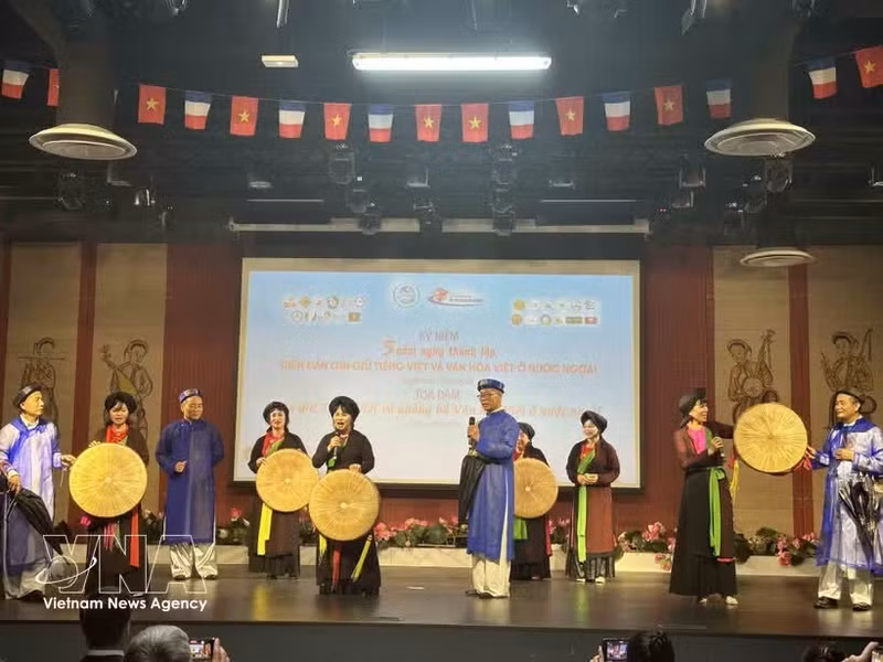 各位老师将官贺民歌视为向国际友人传授越南语的有效方法之一。（图片来源：越通社）