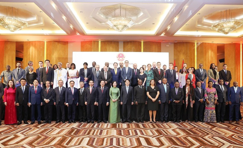 国家主席梁强与夫人出席越安建交50周年纪念活动，与各位代表合影。（图片来源：越通社）