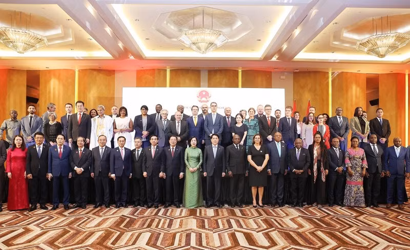 国家主席梁强与夫人出席越安建交50周年纪念活动，与各位代表合影。（图片来源：越通社）