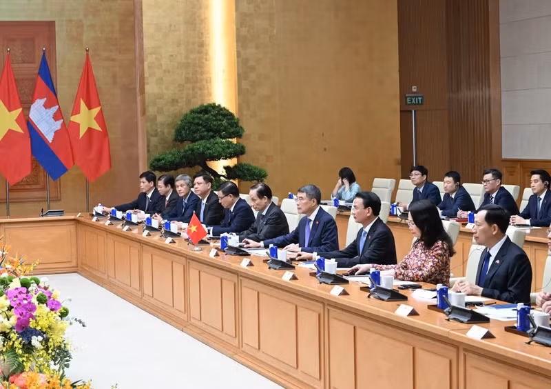政府总理黎明兴和越方代表。