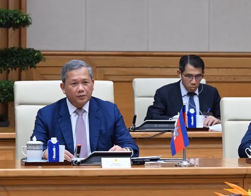 柬埔寨首相洪玛奈在会谈上发表讲话。