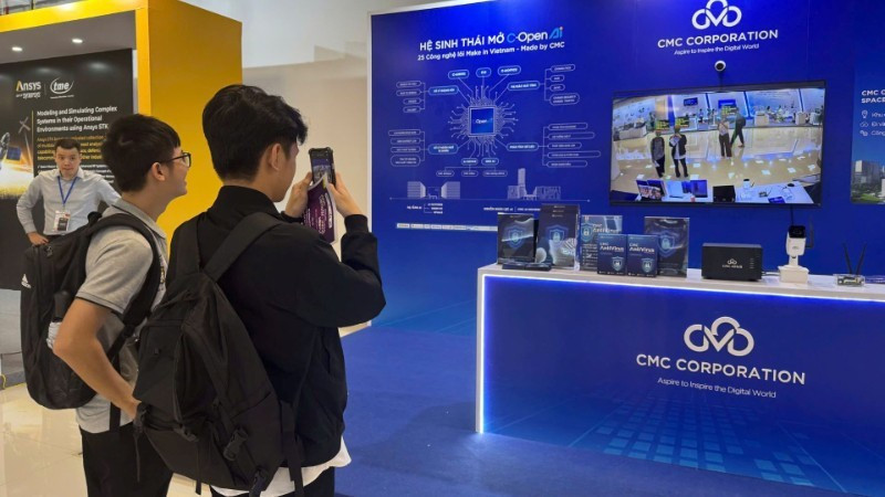 年轻人参观并体验在2025年国家创新日活动框架下展示的科技产品。（何玲 摄）