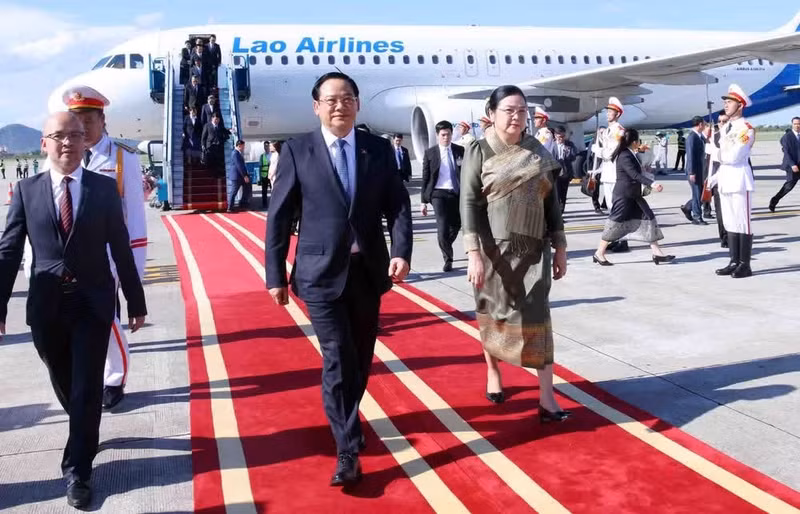 老挝政府总理宋赛·西潘敦和夫人抵达首都河内，开始对越南进行正式访问，并出席第三届东盟未来论坛。