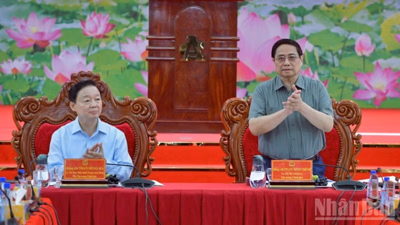 政府总理范明正主持会议。（青江 摄）