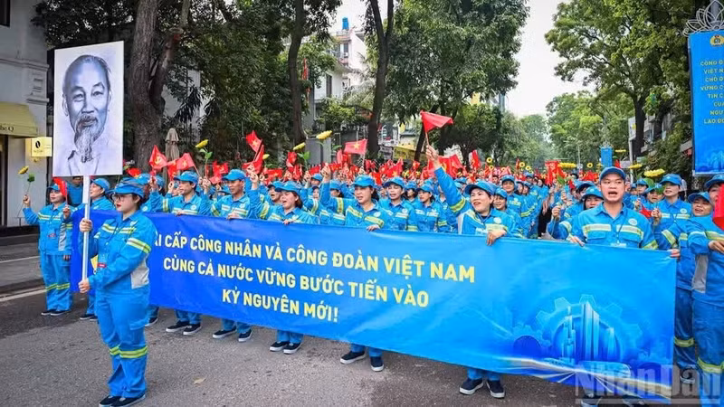 全国1000多名优秀工会会员和劳动者聚集在集合地点——河内市南门坊陈仁宗街统一公园门口，准备参加由越南劳动总联合会举行的国际劳动节140周年庆祝游行活动。