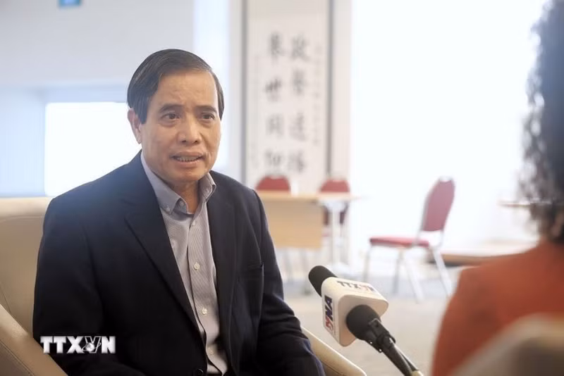 新加坡李光耀公共政策学院武明姜教授接受越通社驻新加坡记者采访。（图片来源：越通社）