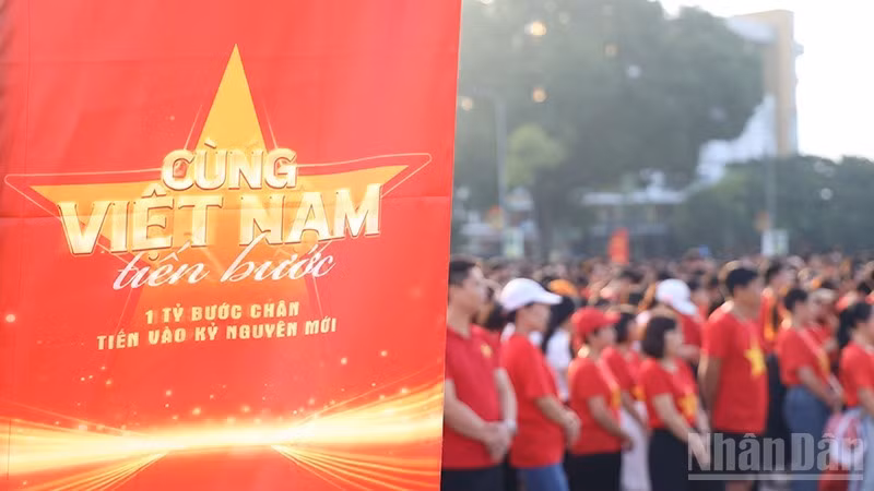 约有6000名武装力量的干部、战士以及青年团员、学生、大学生、各阶层人民共同参加“与越南一同前进——十亿步迈进新纪元” 的全国徒步活动。