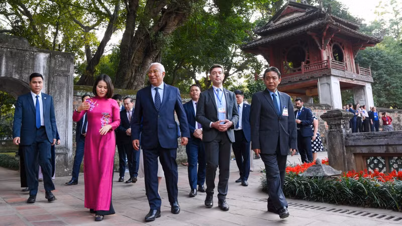 欧洲理事会主席安东尼奥·科斯塔和代表团参观越南国家级特殊遗址——文庙-国子监。