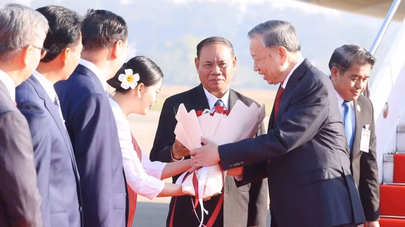 越共中央总书记苏林抵达首都万象，开始对老挝进行国事访问。（图片来源：越通社）