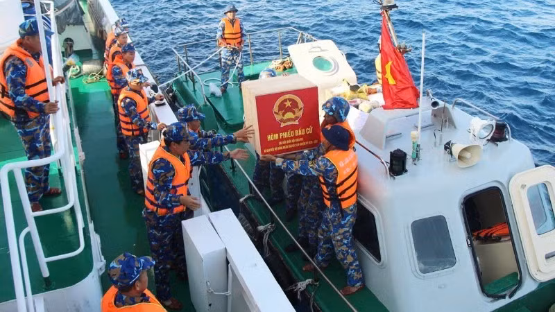 跨越数百海里，投票箱和选举物资被安全运送并移交给各岛屿的选举小组。