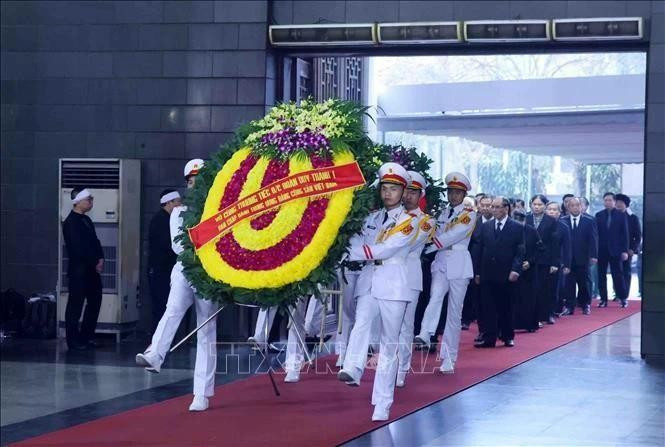 由政府总理范明正率领的越共中央委员和政府领导人代表团前来吊唁。（图片来源：越通社）