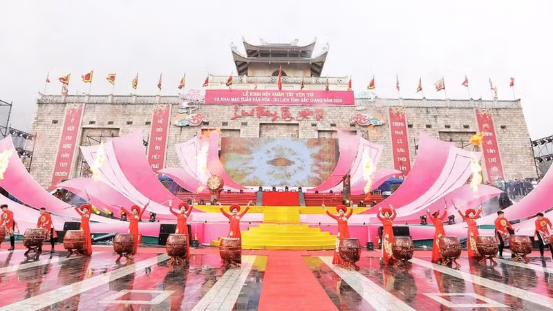 北宁省西安子春季庙会开庙仪式。（邓江 摄）