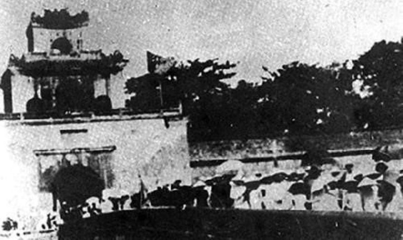 承天-顺化民众1945年8月23日参加夺取政权，并进入上四门。那一天是顺化革命取得胜利的日子。（图片来源：越通社）