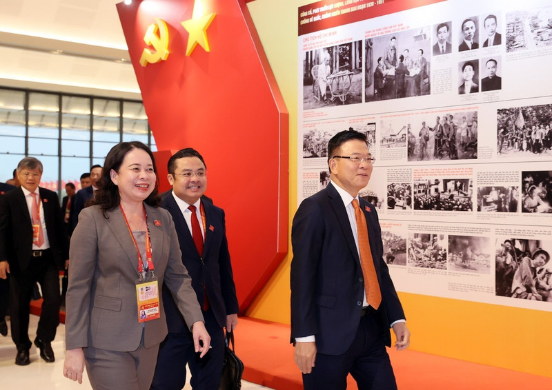 各位代表入场出席大会文件讨论会。