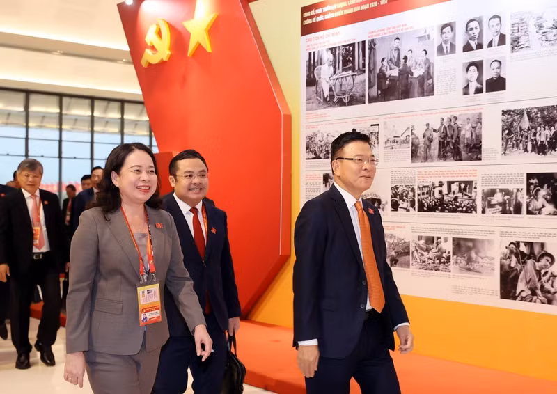 各位代表入场出席大会文件讨论会。