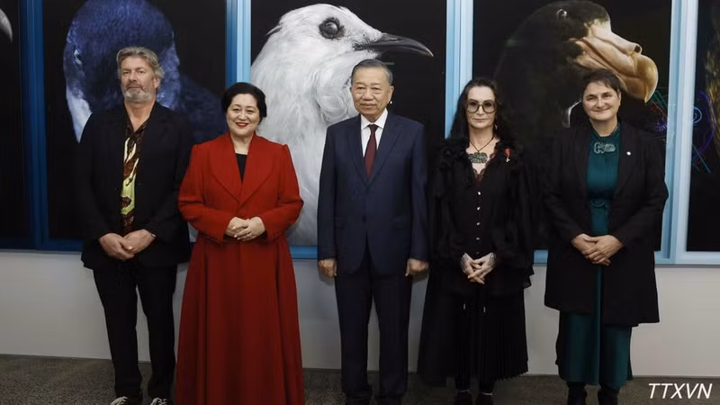 越共中央总书记、国家主席苏林与新西兰总督辛迪·基罗和各位代表一同参观新西兰著名摄影师摄影展。（图片来源：越通社）