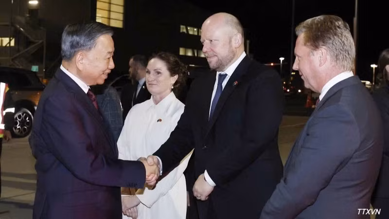 越共中央总书记、国家主席苏林圆满结束对新西兰的国事访问，新西兰官员在机场送行。（图片来源：越通社）