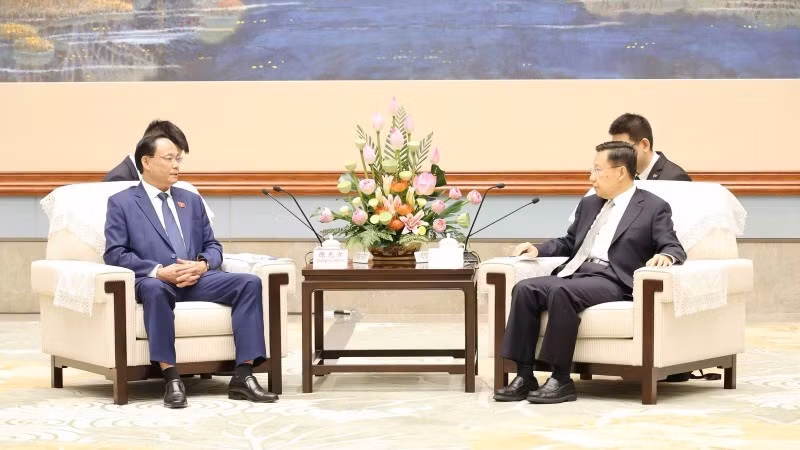 越南国会副主席陈光方会见四川省委书记、省人大常委会主任王晓晖。