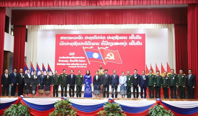 越南国家副主席武氏映春和老挝国家副主席巴妮·雅陶都以及两国代表合影。（图片来源：越通社）