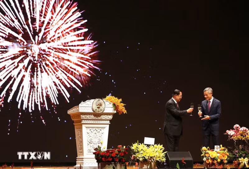 柬埔寨参议院主席洪森亲王和越南驻柬埔寨大使阮明宇共同参加纪念越南国庆80周年（1945年9月2日—2025年9月2日）招待会。（图片来源：越通社）