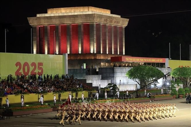 参加八月革命胜利暨九二国庆80周年庆典阅兵、游行活动（A80任务）的各力量首次在巴亭广场进行综合演练。（图片来源：越通社）