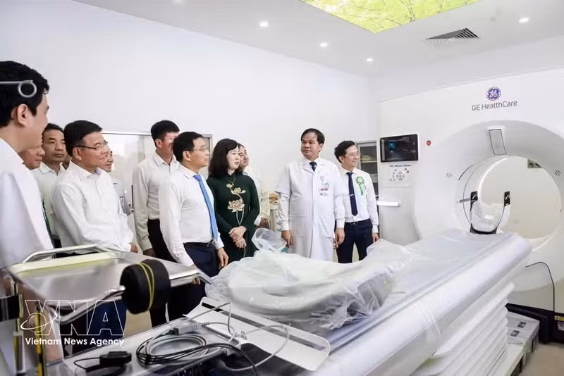 各位代表参观白梅医院宁平院区各临床科室、门诊，并看望慰问住院患者。 （图片来源：越通社）