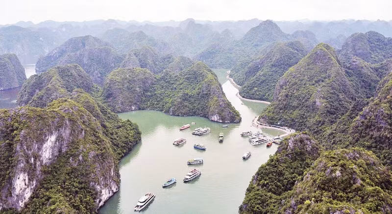 由于没有直达陆路交通，前往越海村的游客通常需乘坐快艇入村。