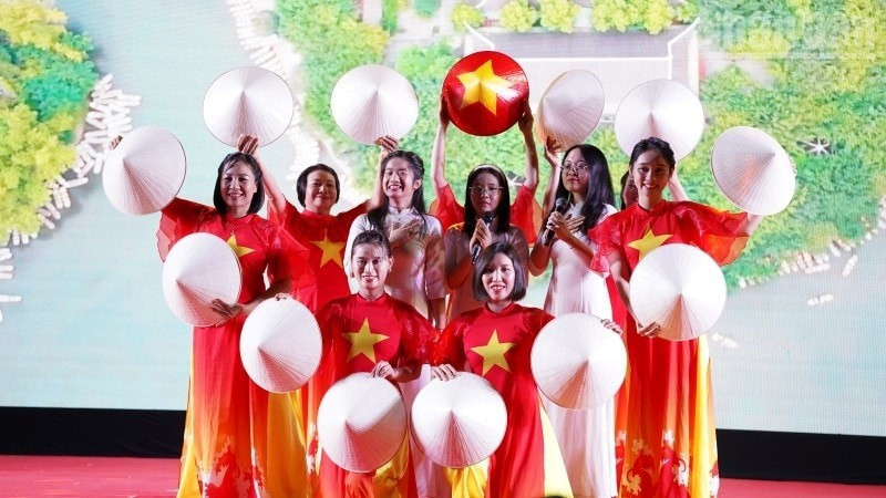 越南驻柬埔寨大使馆举办的“2026年家乡之春”活动上的文艺演出。（丁长 摄）