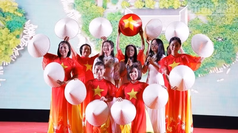 越南驻柬埔寨大使馆举办的“2026年家乡之春”活动上的文艺演出。（丁长 摄）