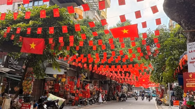 河内多条街道在“九·二”国庆节期间张灯结彩、焕然一新。（图片来源：越通社）