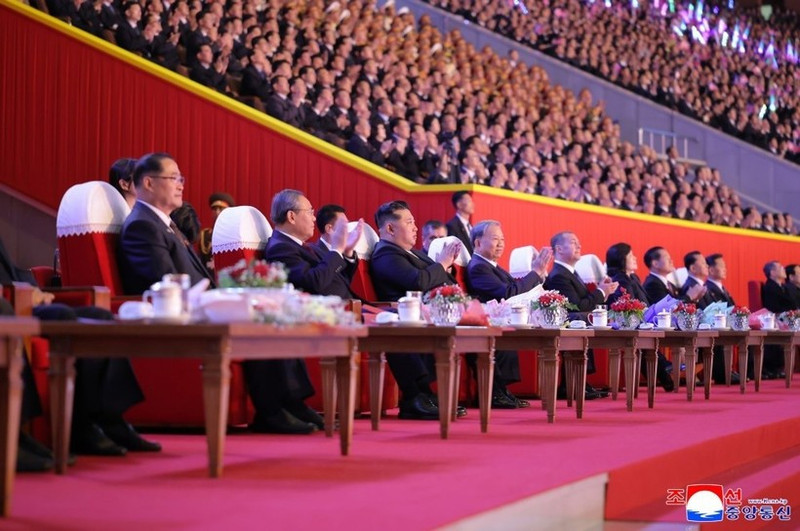 10月9日晚，在平壤“五一体育场”，朝鲜劳动党总书记、国务委员长金正恩与各位领导人一同出席庆祝朝鲜劳动党成立80周年的文艺演出。（图片来源：KCNA）