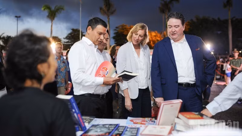 美国驻越南大使马克·纳珀和岘港市领导参观在越南与美国友好交流活动框架内设立的展区。