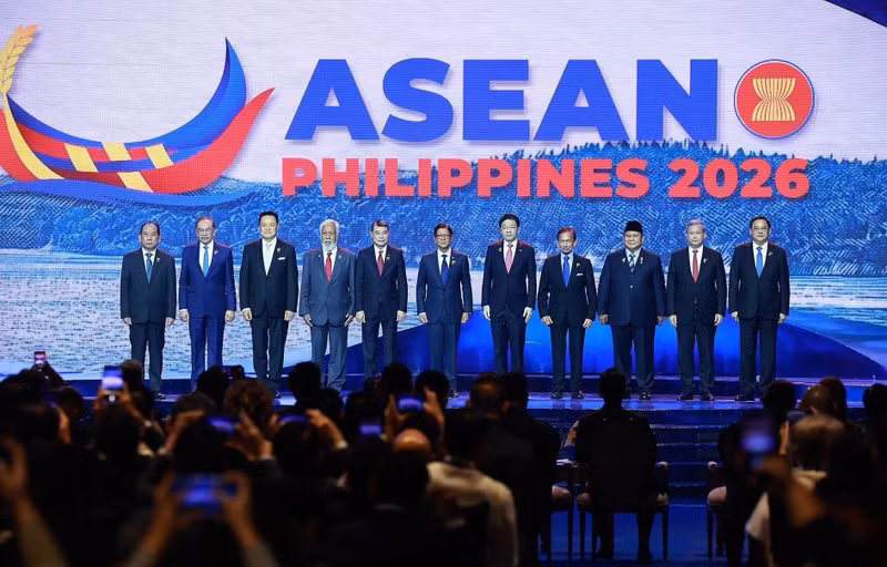 越南政府总理黎明兴与出席第48届东盟峰会开幕仪式的各国代表团团长合影。（图片来源：越通社）