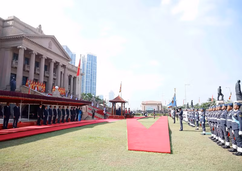越共中央总书记、国家主席苏林对斯里兰卡进行国事访问的欢迎仪式在总统府举行。（图片来源：越通社）