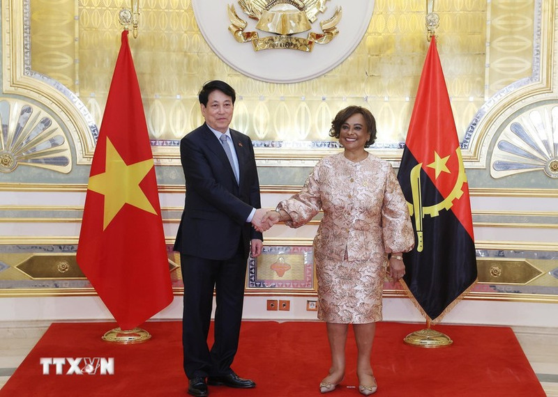 越南国家主席梁强会见安哥拉国民议会议长卡罗琳娜·塞凯拉。（图片来源：越通社）