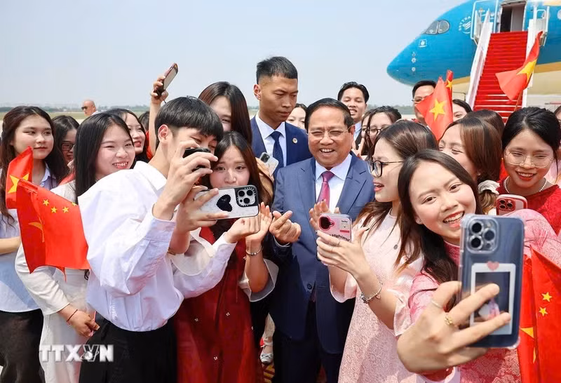 在中国天津的越南留学生热烈欢迎赴华出席世界经济论坛第16届新领军者年会并开展工作访问的越南政府总理范明正。（图片来源：越通社）