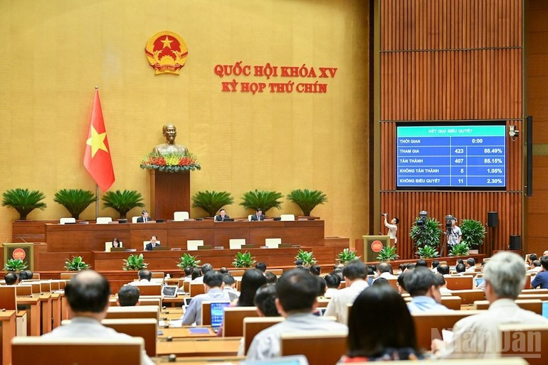 国会通过关于试行由人民检察院提起民事诉讼，保护弱势群体民事权利或公共利益的决议。（维灵 摄）