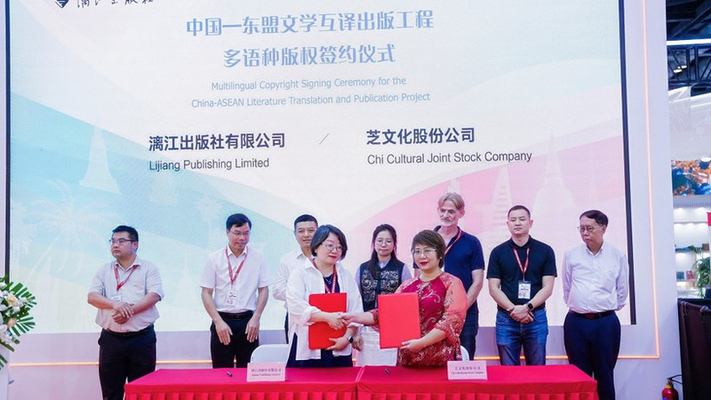 越南图书出版机构Chibooks与中国广西省漓江出版社签署合作协议。（图片来源：Chibooks）