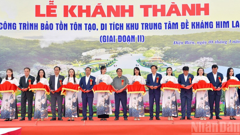 范明正总理与各位代表为欣蓝防御区中心遗址（二期）保护修缮工程竣工剪彩。（青江 摄）