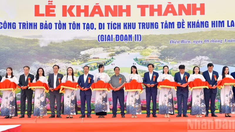 范明正总理与各位代表为欣蓝防御区中心遗址（二期）保护修缮工程竣工剪彩。（青江 摄）