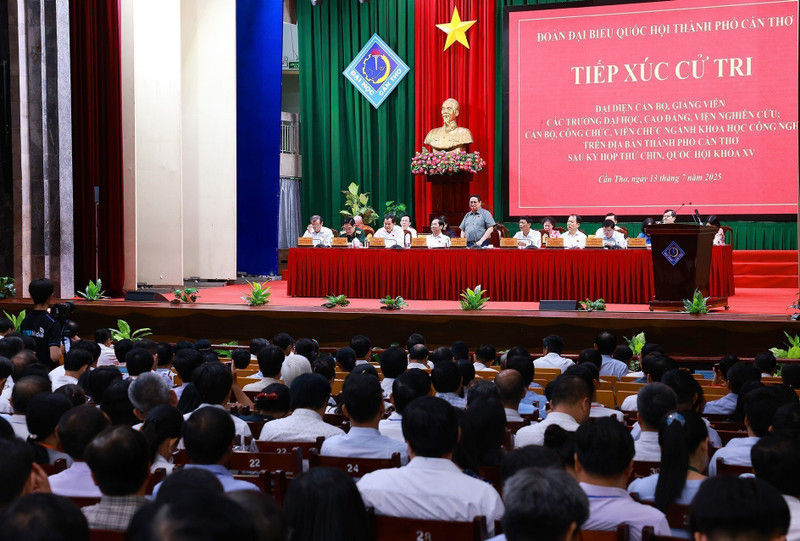 范明正总理和芹苴市国会代表团与芹苴市选民进行会面。