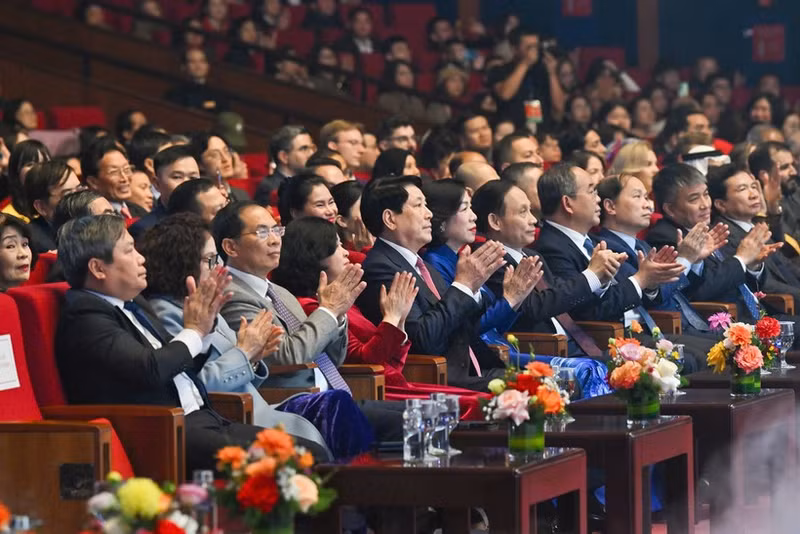 国家主席梁强出席 2026 年'家乡之春'特别文艺晚会。（水原 摄）