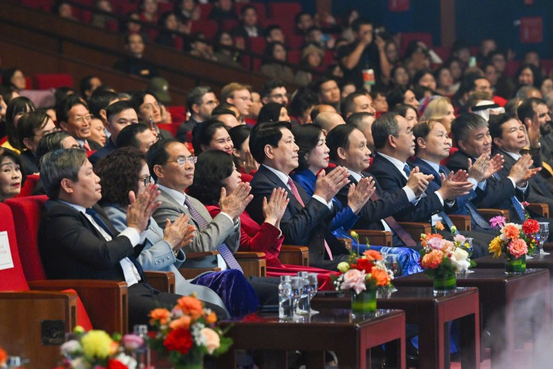 国家主席梁强出席 2026 年'家乡之春'特别文艺晚会。（水原 摄）